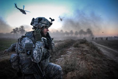 本·布罗迪 in uniform in Aphganistan with helicopters in distance